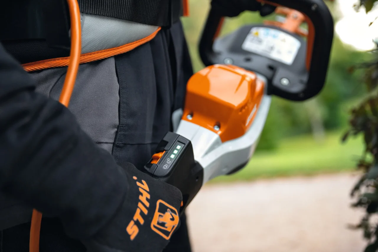 STIHL Taille-haie HSA 130 T sans batterie ni chargeur – 75 cm - en situation