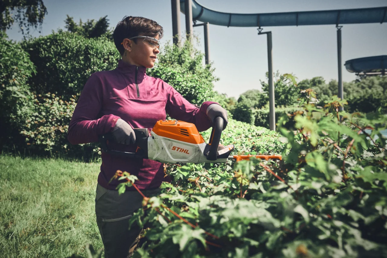 STIHL Taille-haie HSA 140 T sans batterie ni chargeur – 75 cm - en situation