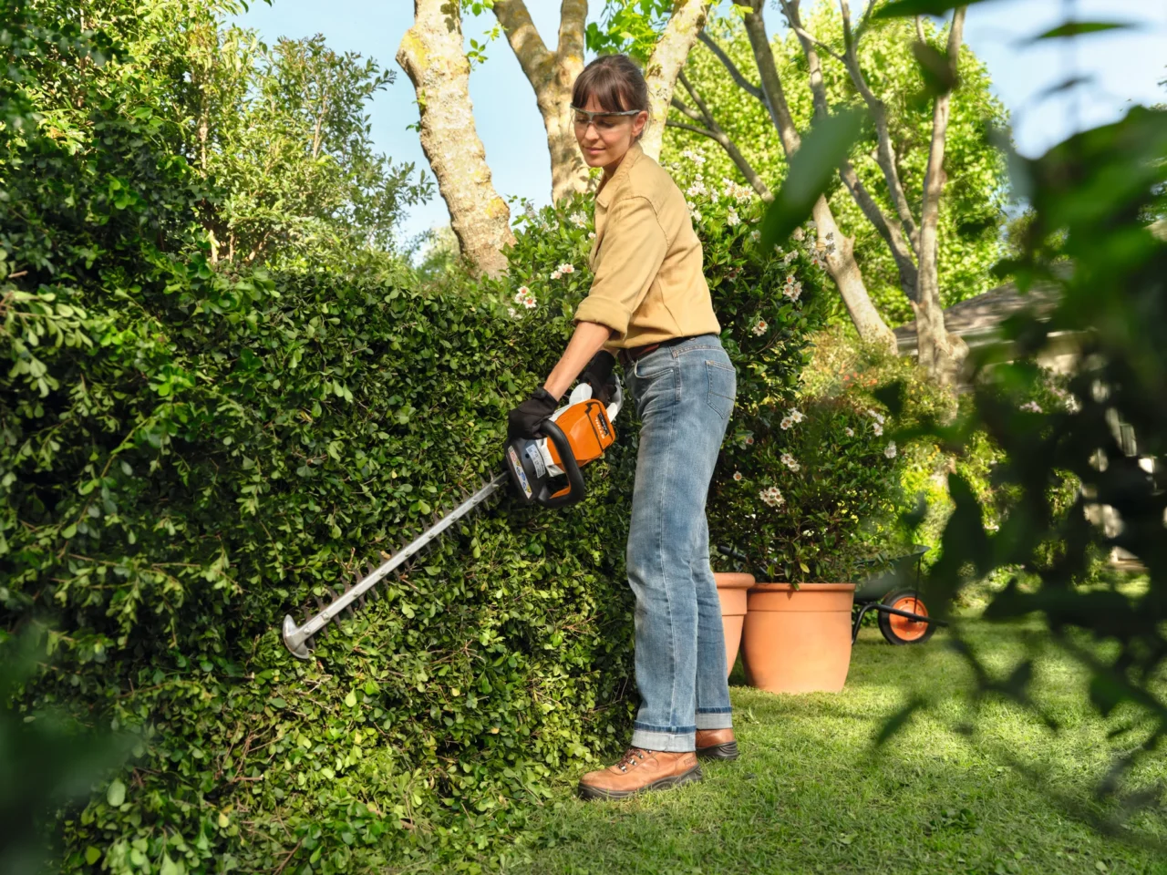 STIHL Taille-haie HSA 60 sans batterie ni chargeur - en situation