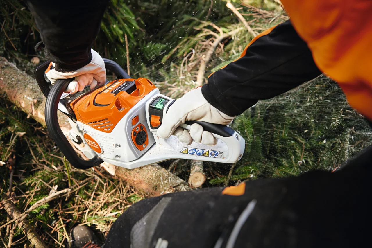 STIHL Tronçonneuse MSA 300 C-O sans batterie ni chargeur - en situation