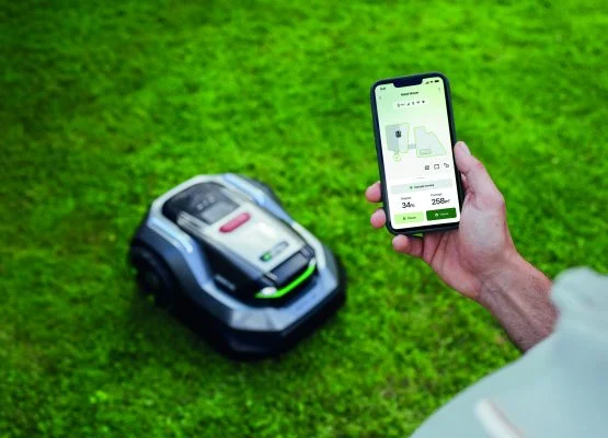 vue d'un téléphone avec l'application EGO et le robot sur une pelouse